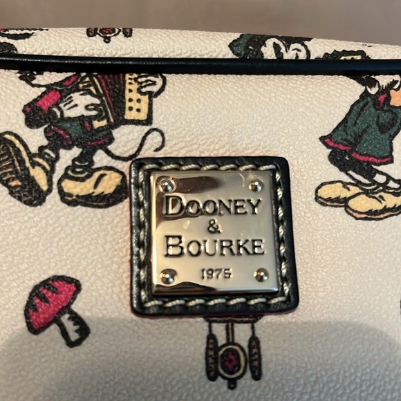 Dooney & Bourke - rare “Germany” design camera bag - Never used! $185!! - Picture 4 of 10